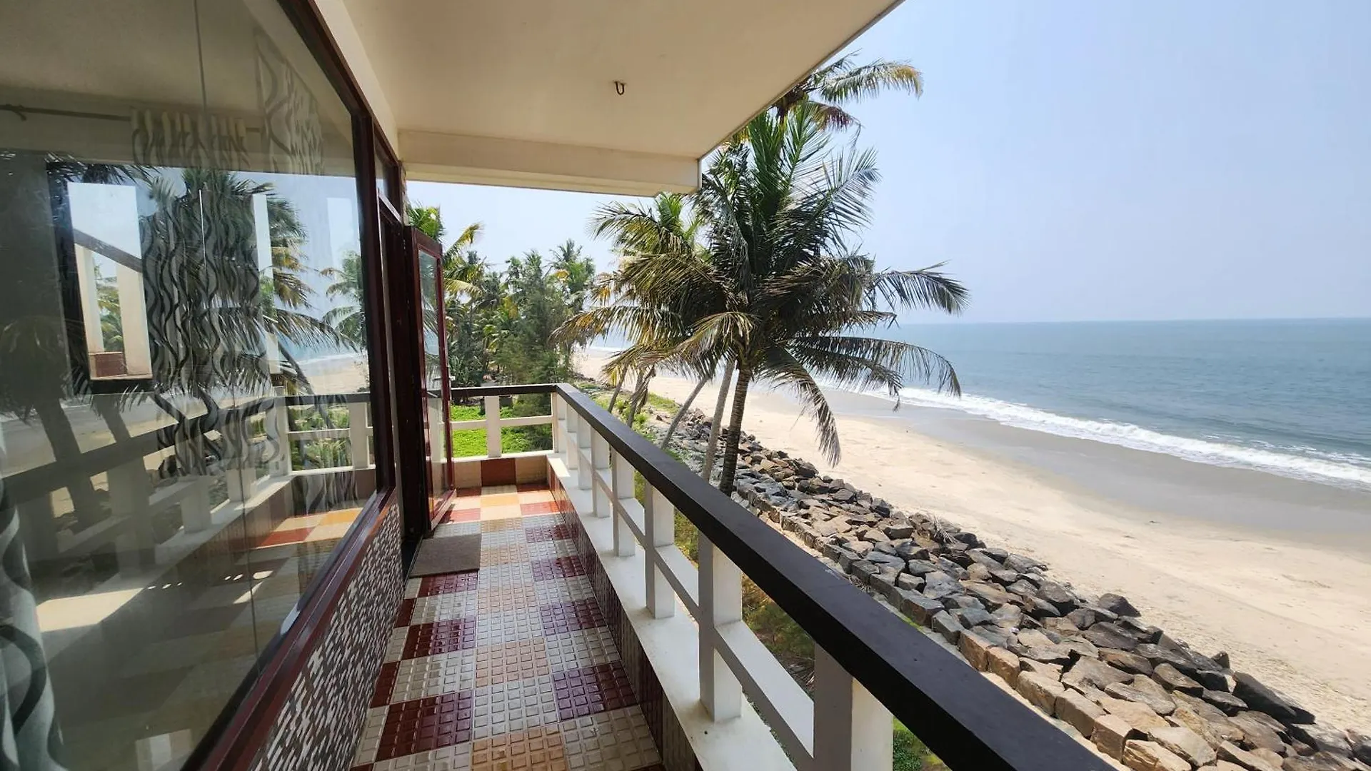 The Waves Beach House Andhakaranazhi Turavur 0*,  India