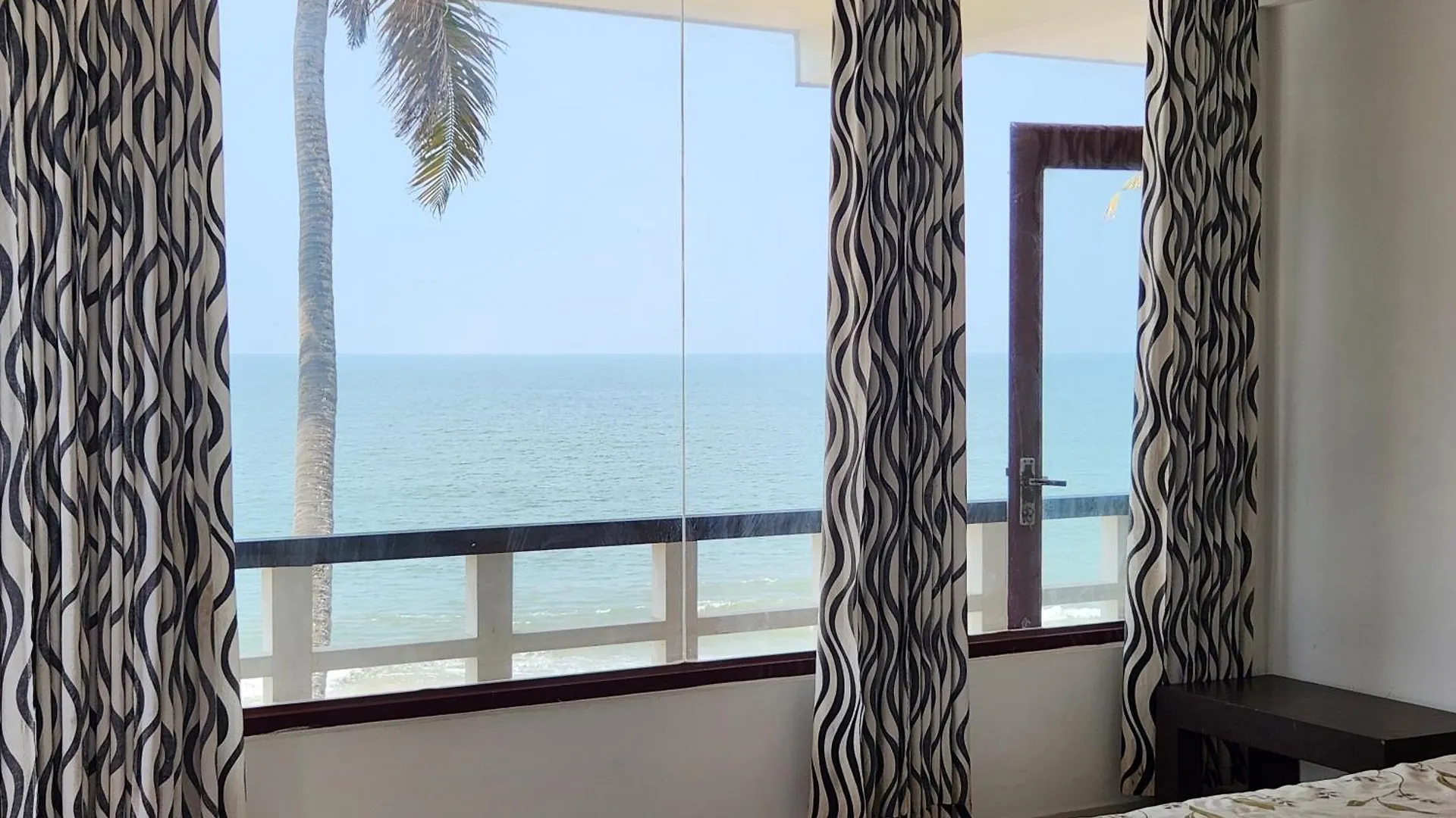 The Waves Beach House Andhakaranazhi Turavur