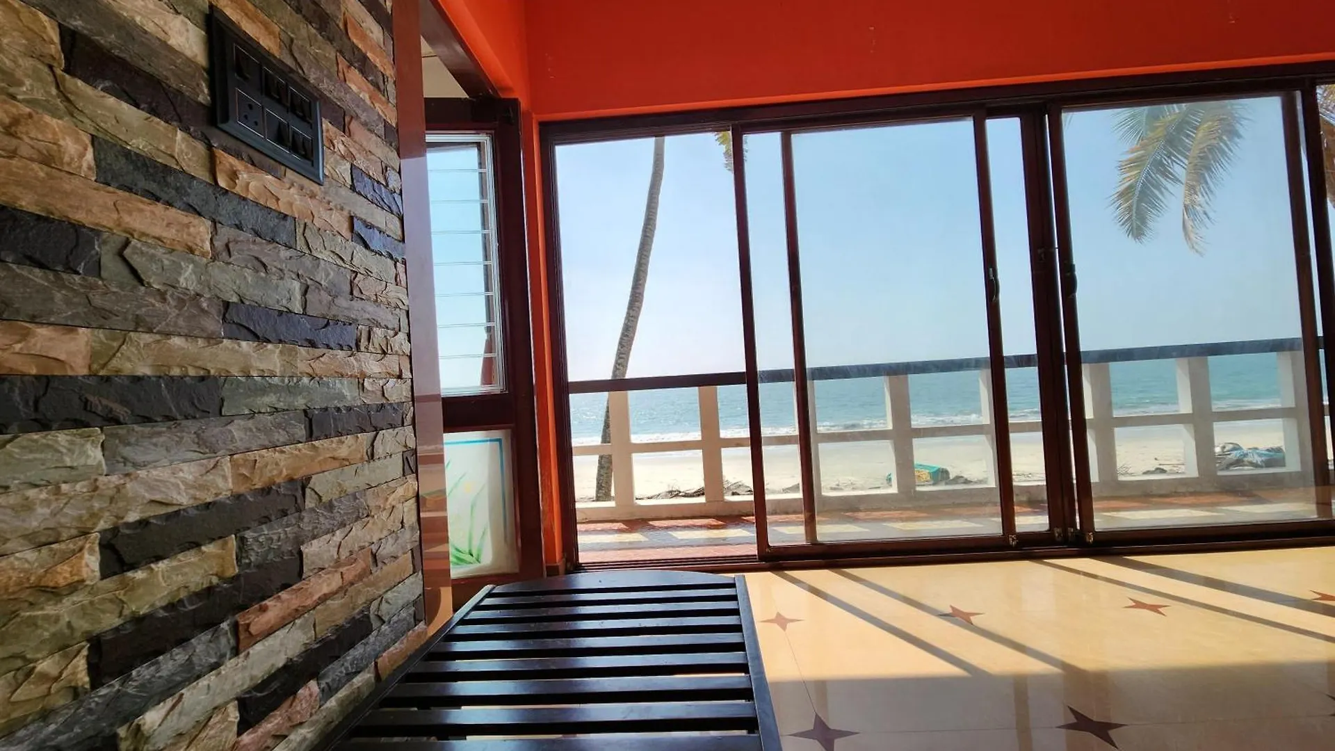 Guest house The Waves Beach House Andhakaranazhi Turavur India
