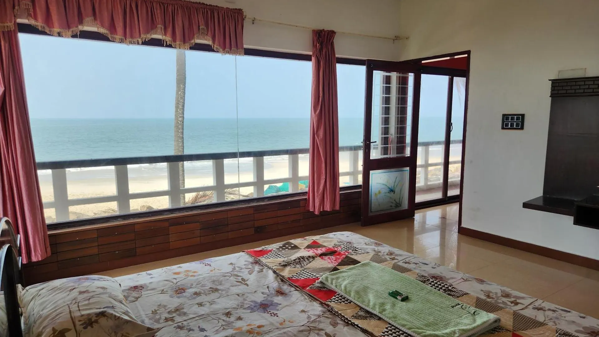 The Waves Beach House Andhakaranazhi Turavur 0*,  India