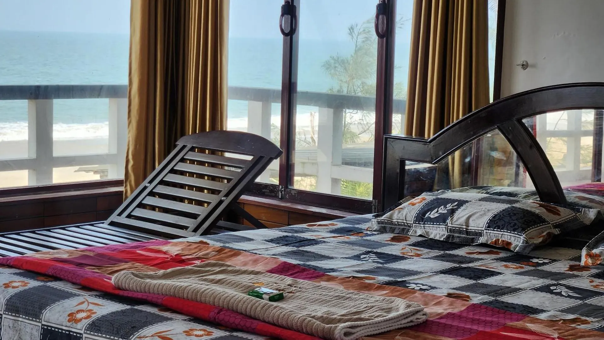The Waves Beach House Andhakaranazhi Turavur Guest house